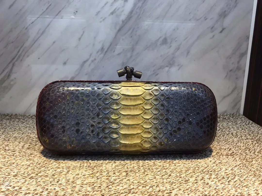🔥🔥Model No. 8651🔥🔥This elegant clutch bag is one of the most popular handbags in woven bags. It is an interpretation of a classic design that was reintroduced in 2001. Since its launch, the Knot clutch has exhibited exquisite craftsmanship and integrated different styles from low-key to flamboyant. Each new Knot product demonstrates the irresistible and timeless charm of this classic handbag. This luxurious handbag features the signature braided rope buckle and is crafted from rare yellow-ringed forest snake and water snake skins. More charming and luxurious texture. Size Large 25cm